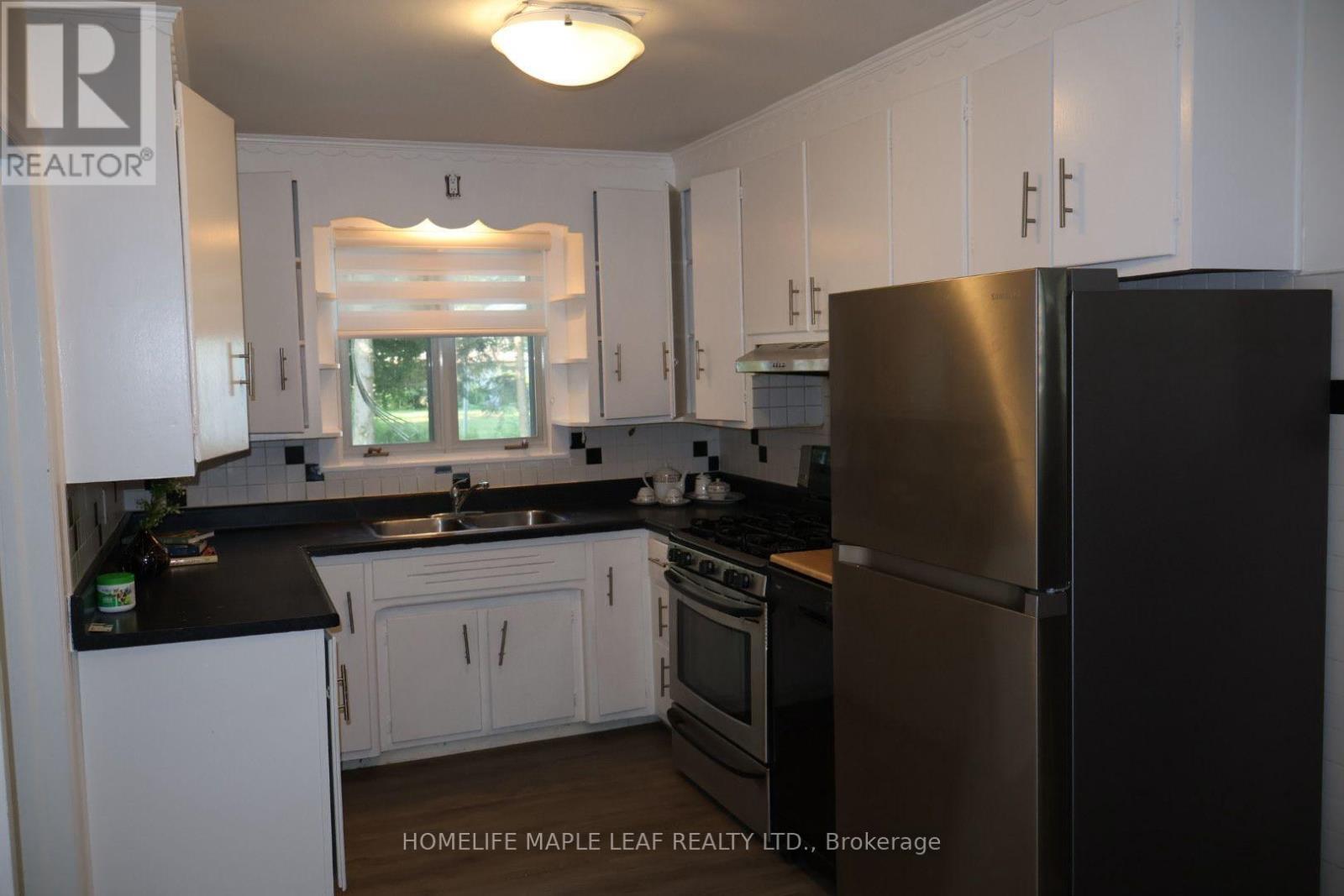 617 Lock Street W, Haldimand, ON - Indoor Photo Showing Kitchen With Double Sink