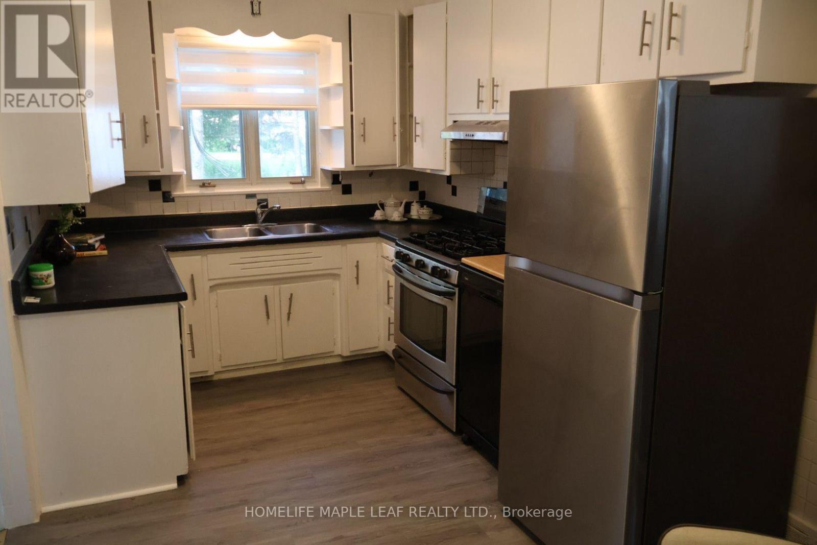 617 Lock Street W, Haldimand, ON - Indoor Photo Showing Kitchen With Double Sink