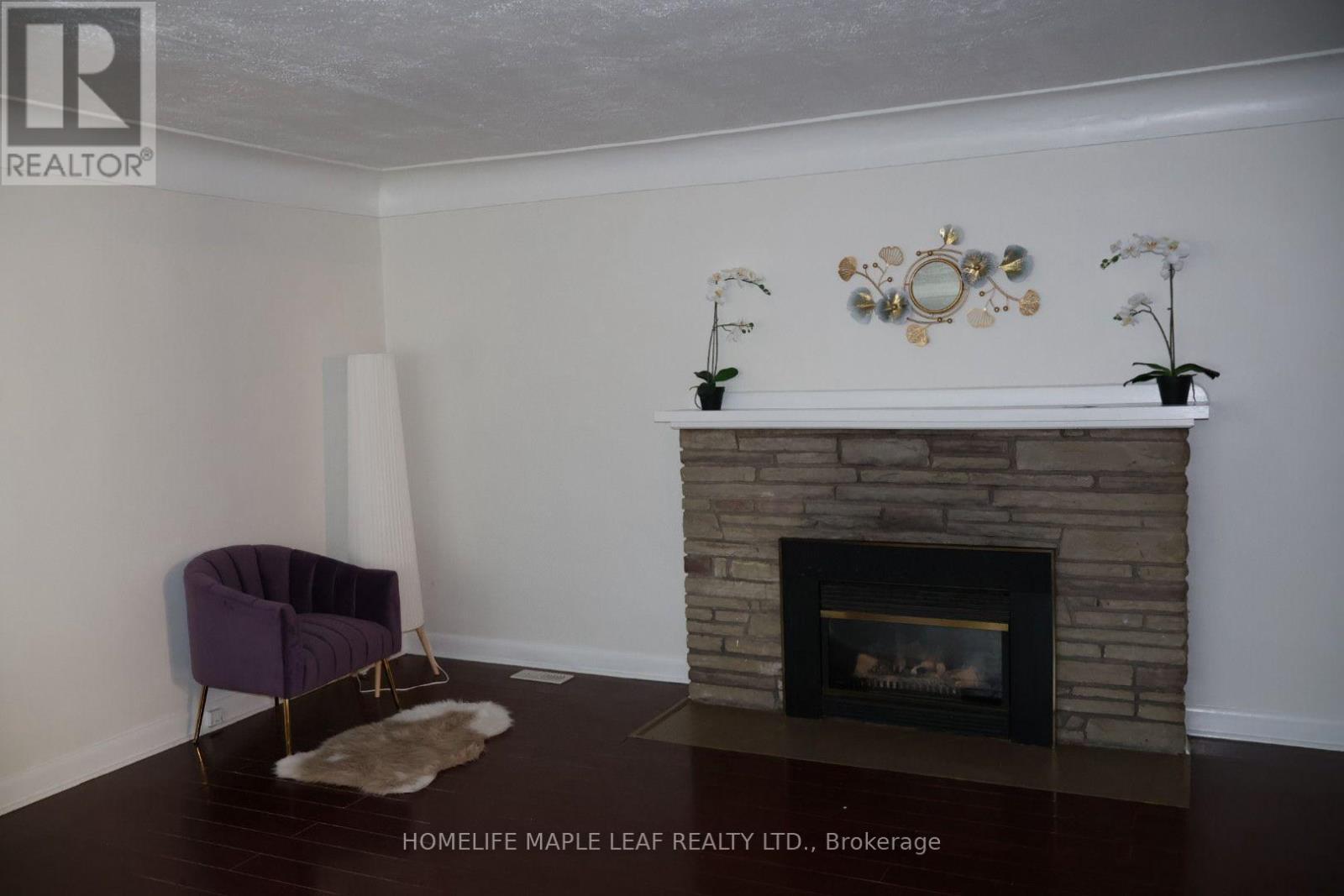 617 Lock Street W, Haldimand, ON - Indoor Photo Showing Living Room With Fireplace