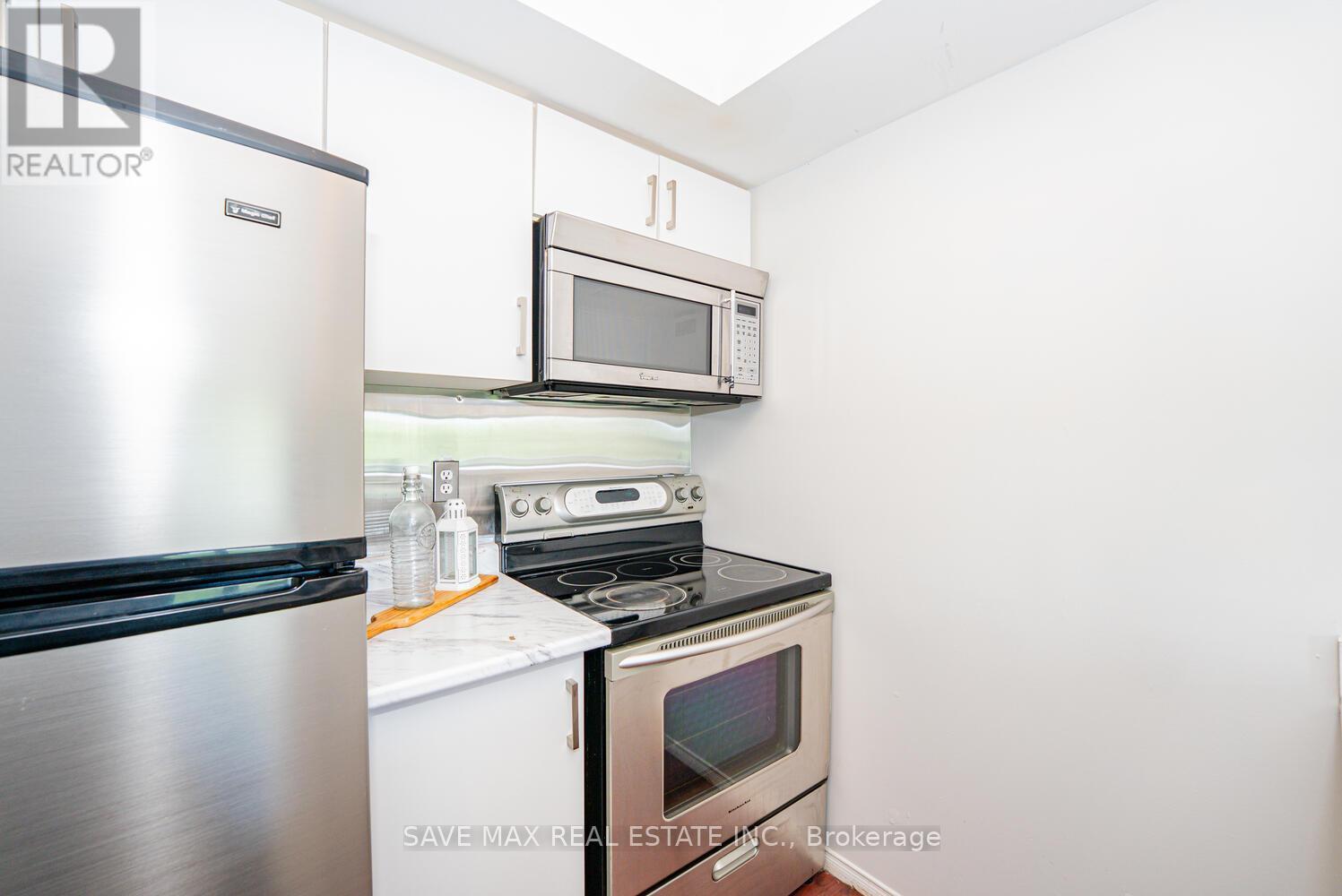 212 - 103 Bristol Road E, Mississauga, ON - Indoor Photo Showing Kitchen