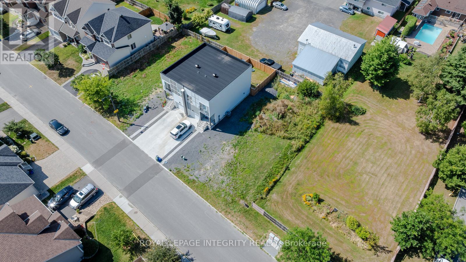 877B Contour Street, Ottawa, ON