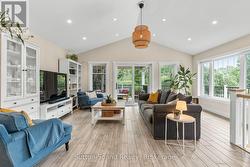 Bright/Airy Living & Dining -