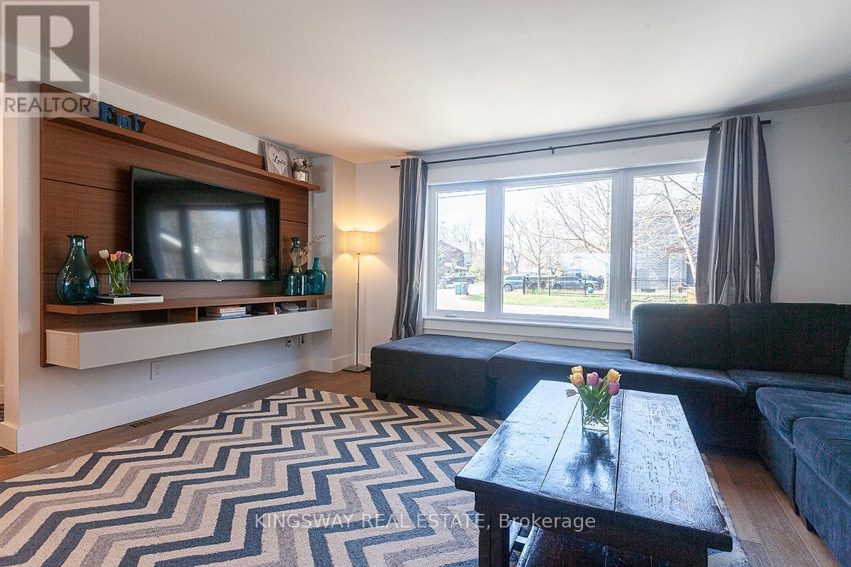 510 Richey Crescent, Mississauga, ON - Indoor Photo Showing Living Room