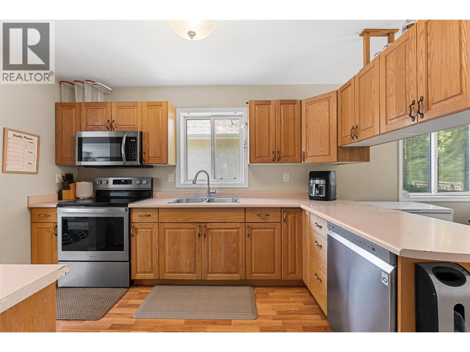 580 Spruceview Place N, Kelowna, BC - Indoor Photo Showing Kitchen With Double Sink