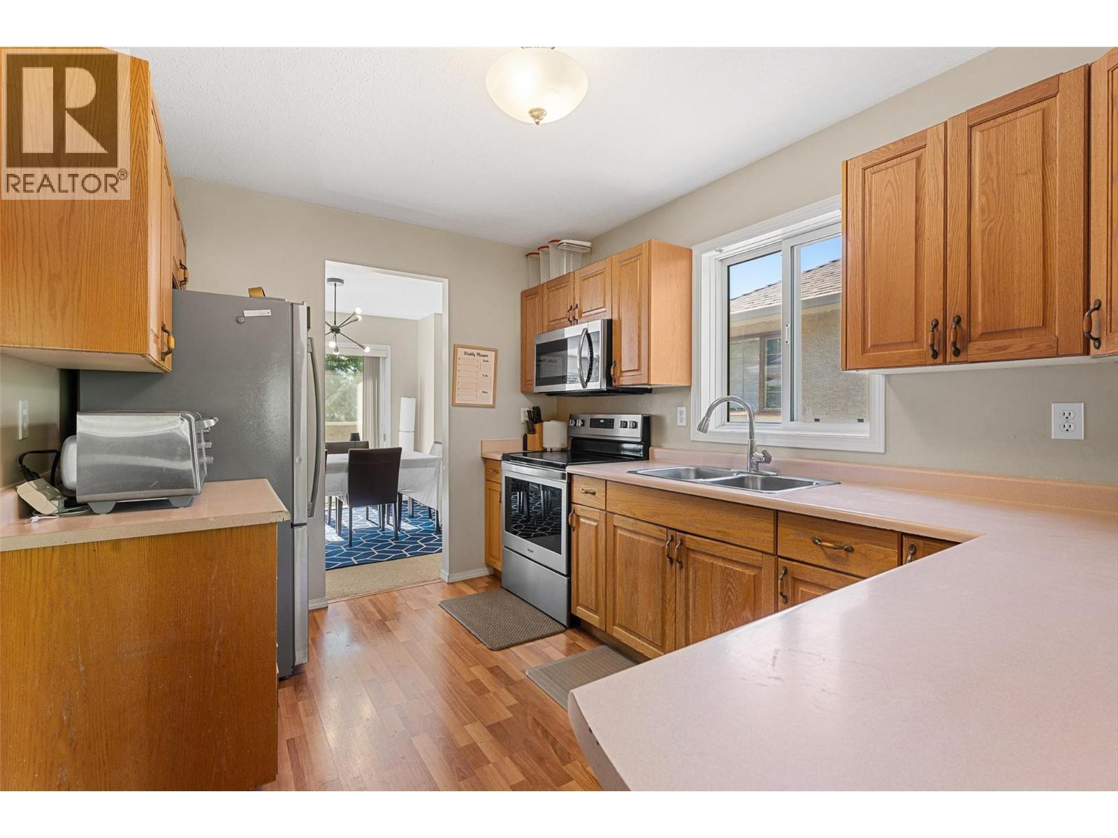 580 Spruceview Place N, Kelowna, BC - Indoor Photo Showing Kitchen With Double Sink