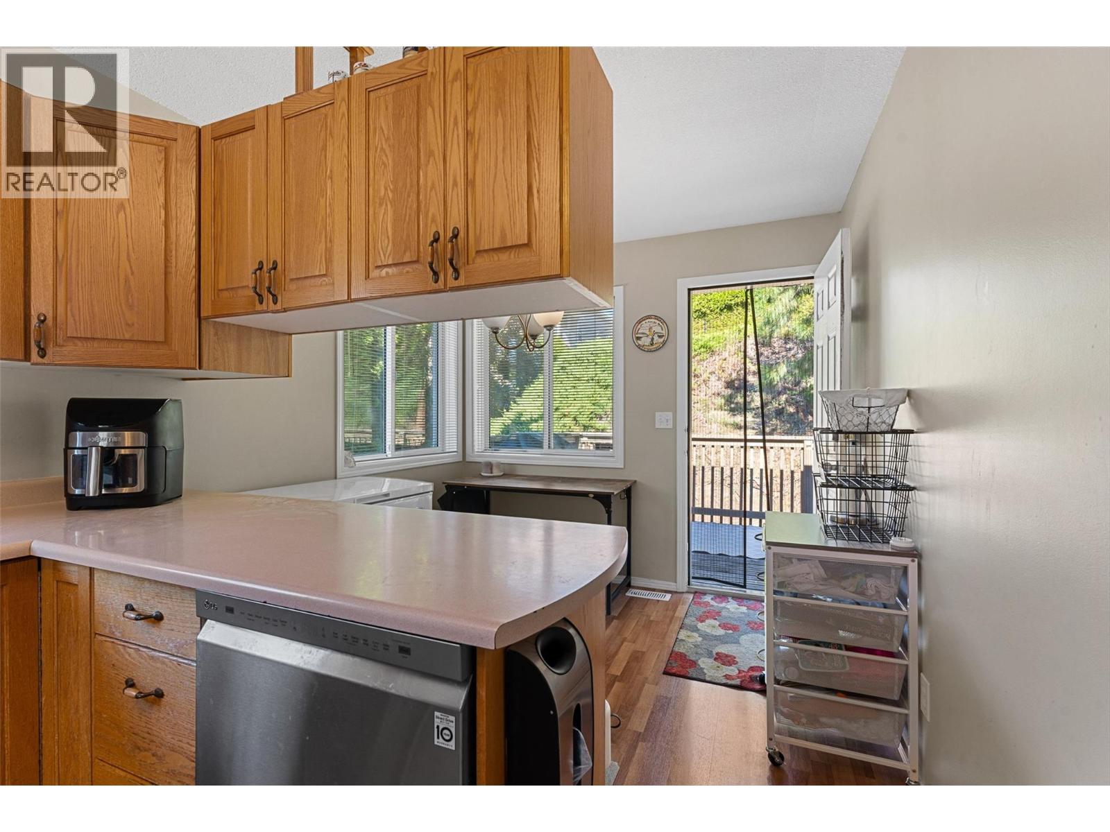 580 Spruceview Place N, Kelowna, BC - Indoor Photo Showing Kitchen