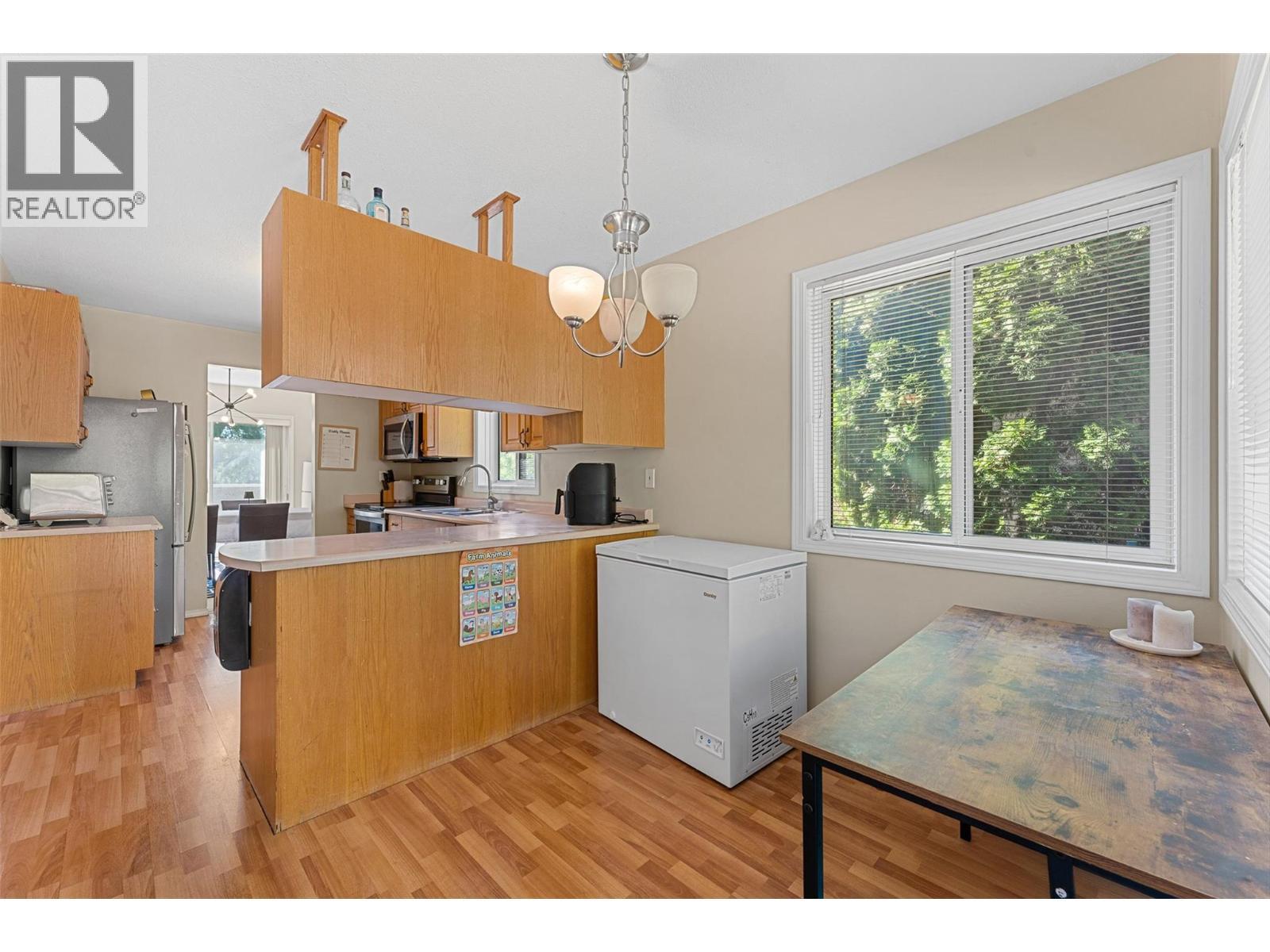 580 Spruceview Place N, Kelowna, BC - Indoor Photo Showing Kitchen