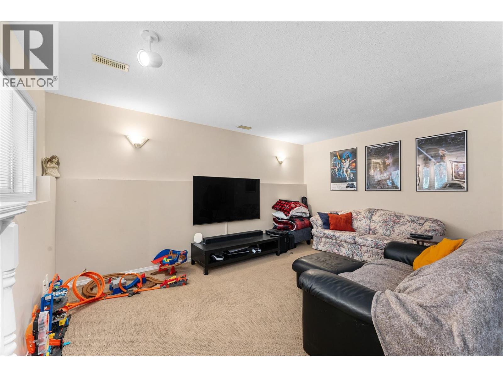 580 Spruceview Place N, Kelowna, BC - Indoor Photo Showing Living Room
