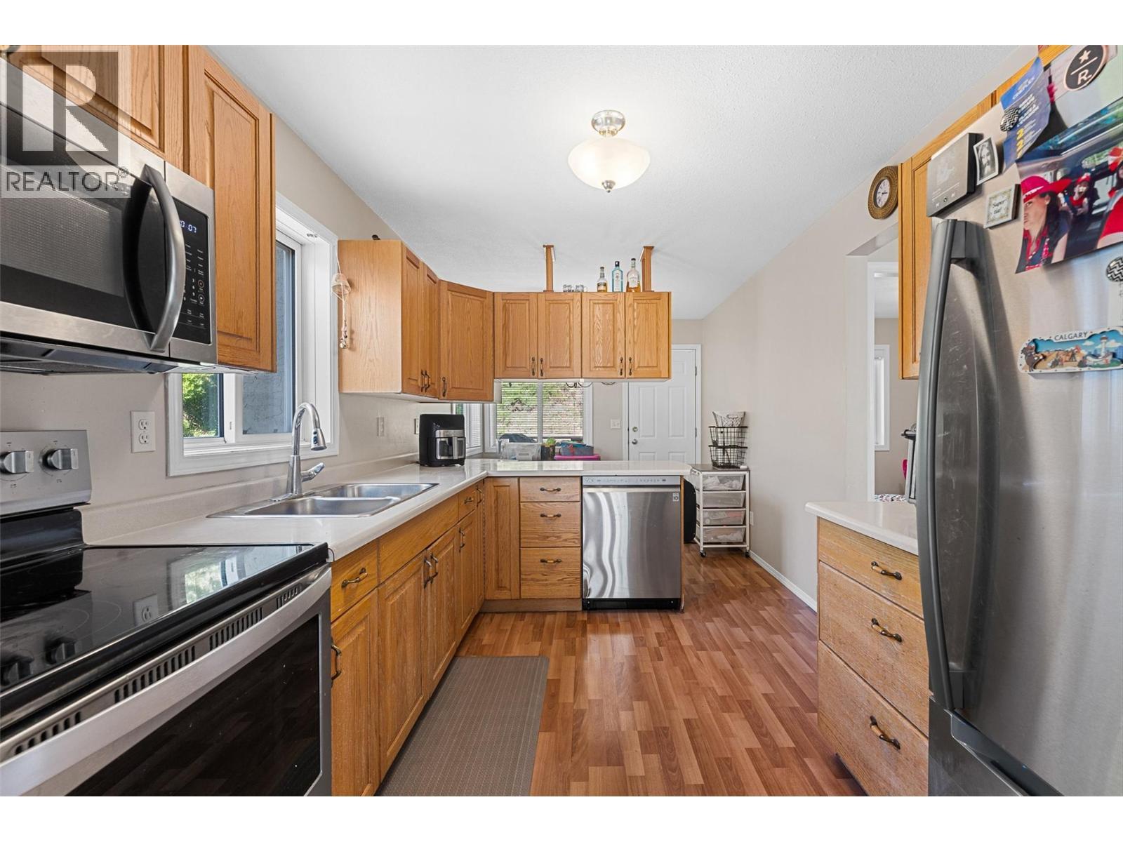 580 Spruceview Place N, Kelowna, BC - Indoor Photo Showing Kitchen With Double Sink