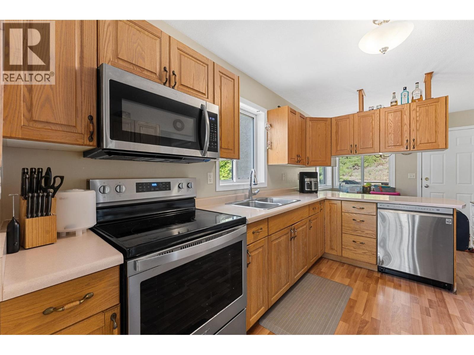 580 Spruceview Place N, Kelowna, BC - Indoor Photo Showing Kitchen With Double Sink