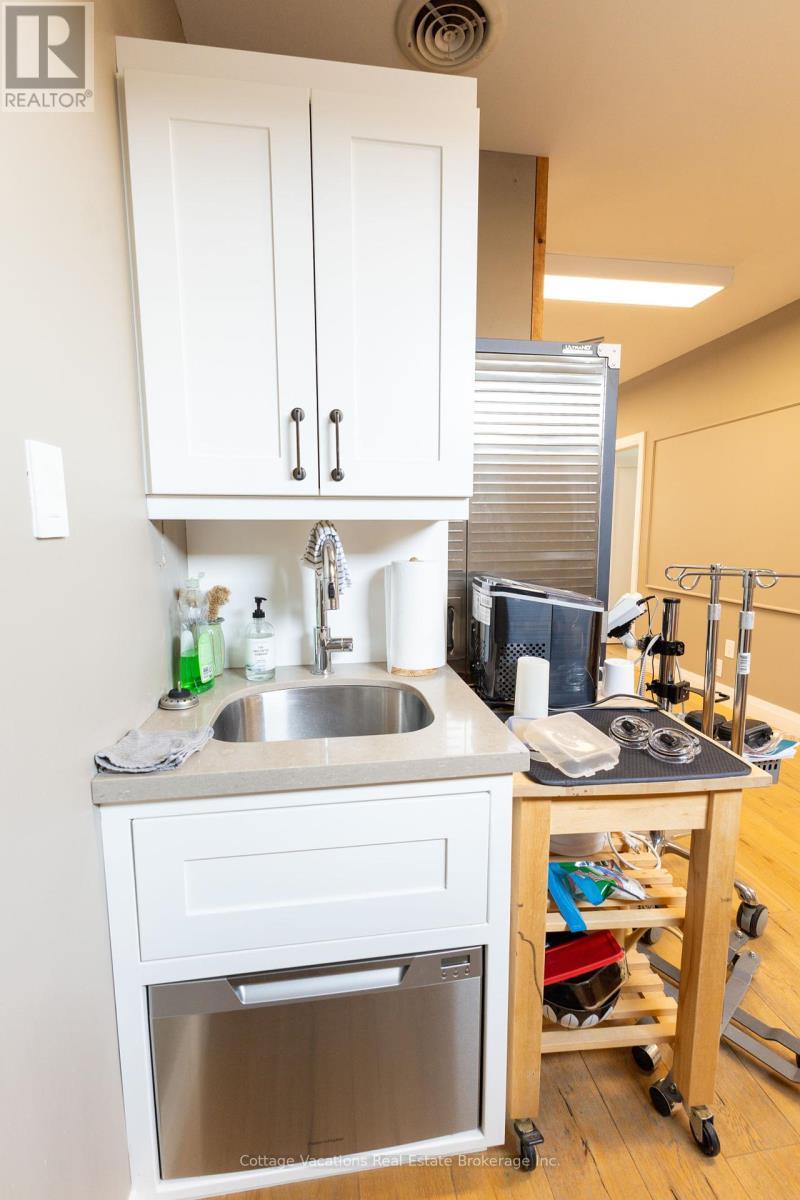 10 Brunel Road, Huntsville (Chaffey), ON