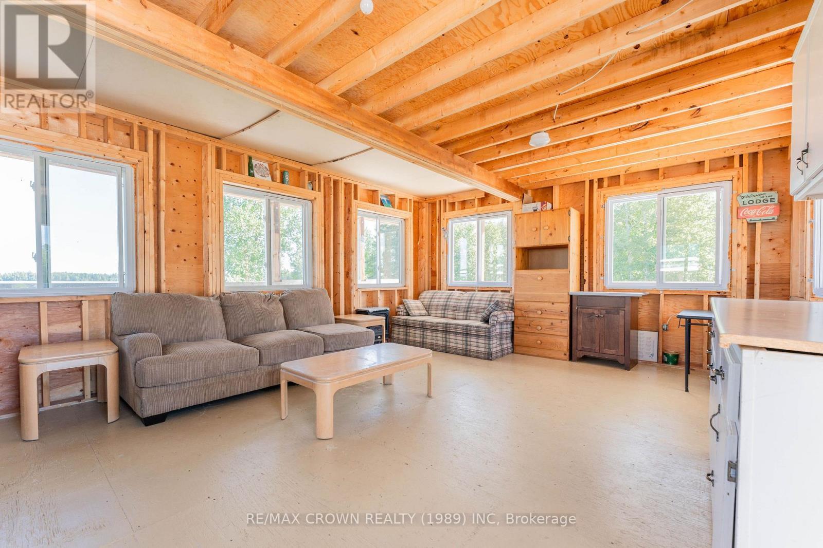 24 Shallow Lake Road W, Mattice-Val Cote, ON - Indoor Photo Showing Living Room