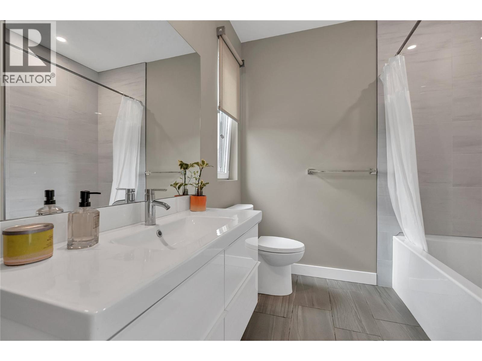 1695 Treffry Place, Summerland, BC - Indoor Photo Showing Bathroom