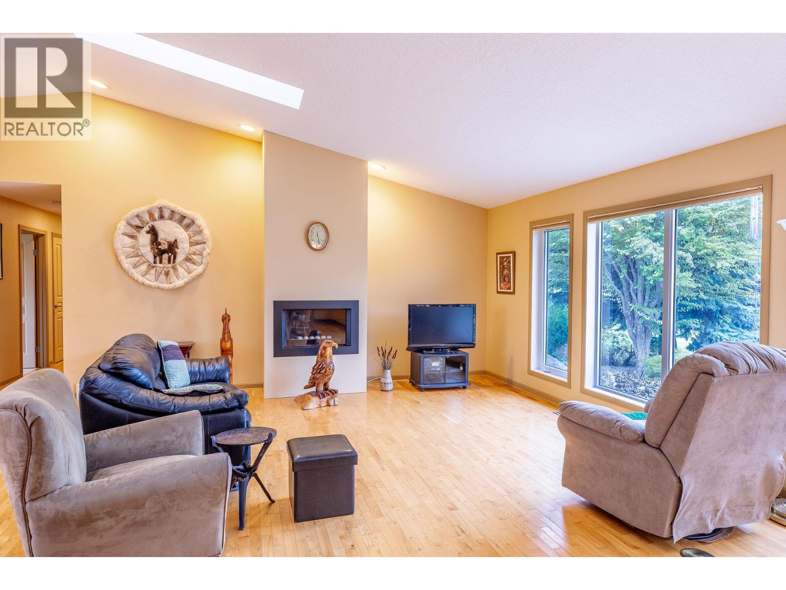 Living room with Natural Gas Fireplace - 710 Indian Road, Creston, BC - Indoor Photo Showing Living Room With Fireplace