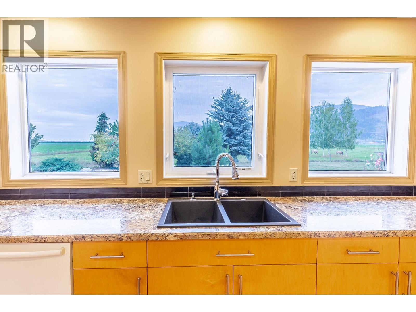 710 Indian Road, Creston, BC - Indoor Photo Showing Kitchen With Double Sink
