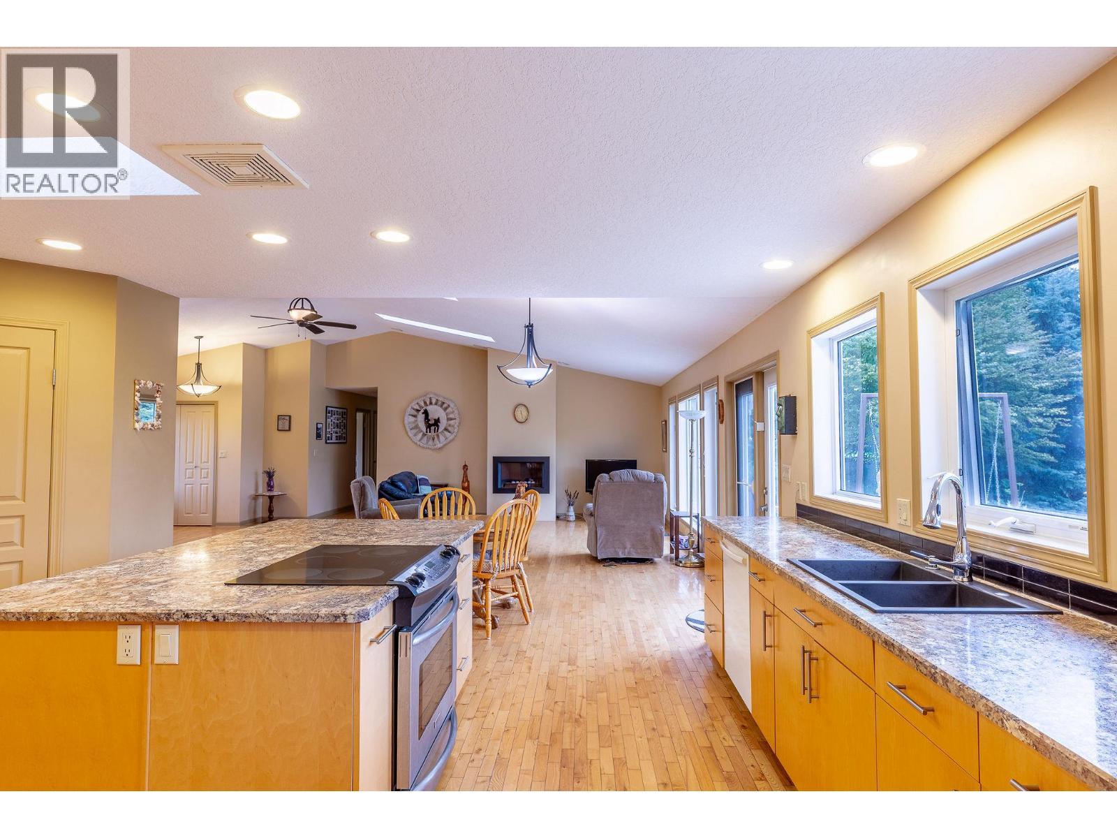 Kitchen Island with power - 710 Indian Road, Creston, BC - Indoor Photo Showing Kitchen With Double Sink