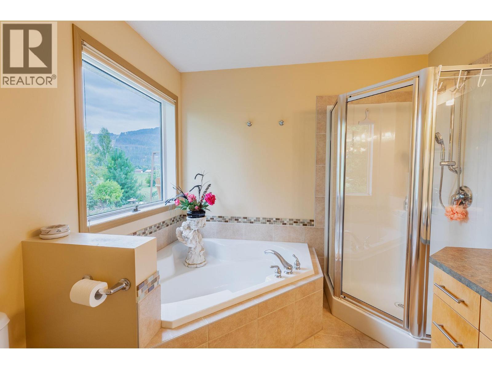 Primary Ensuite - 710 Indian Road, Creston, BC - Indoor Photo Showing Bathroom