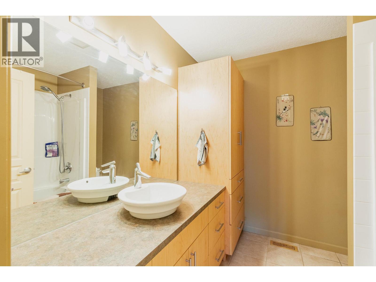 710 Indian Road, Creston, BC - Indoor Photo Showing Bathroom