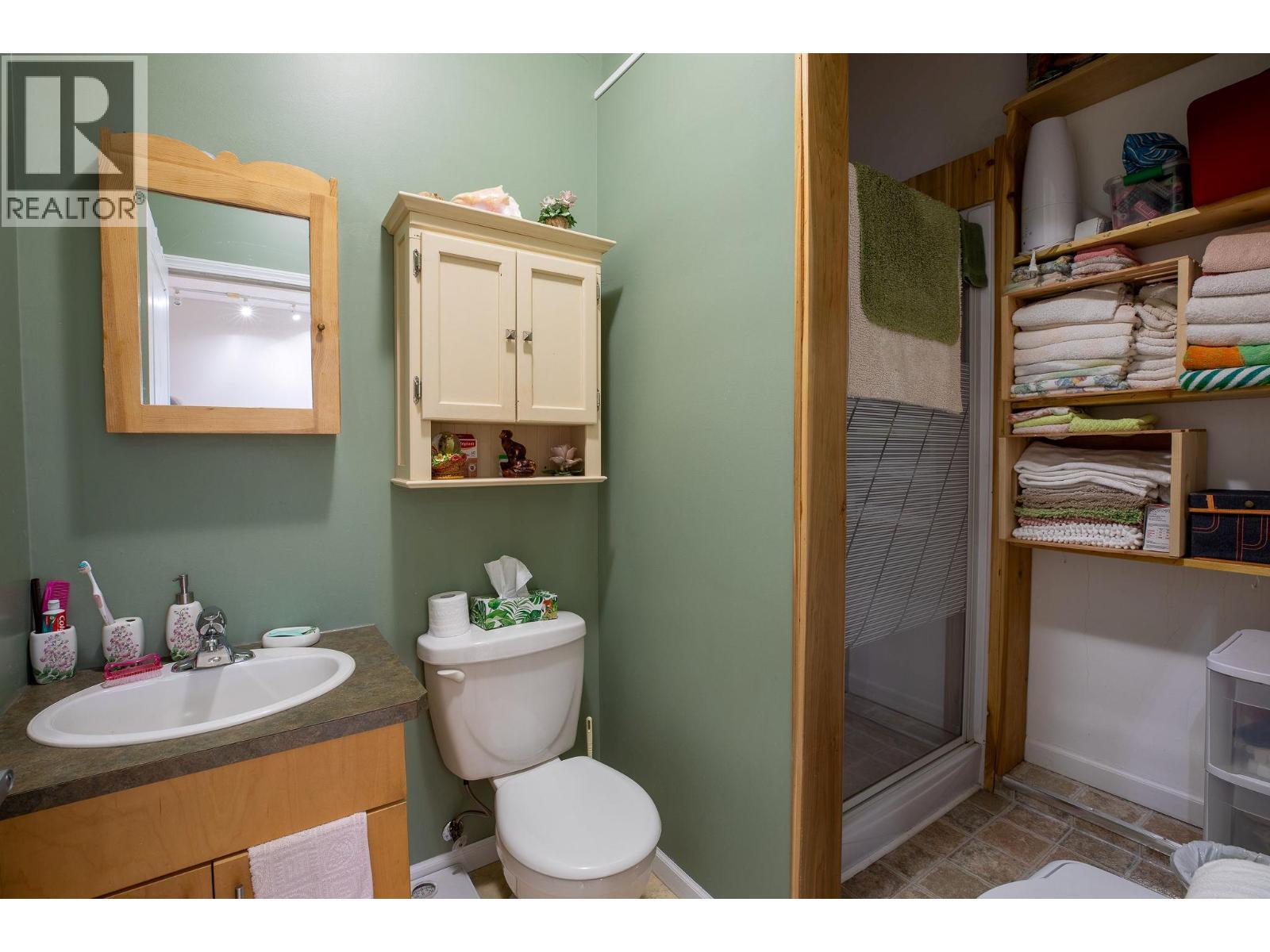 710 Indian Road, Creston, BC - Indoor Photo Showing Bathroom