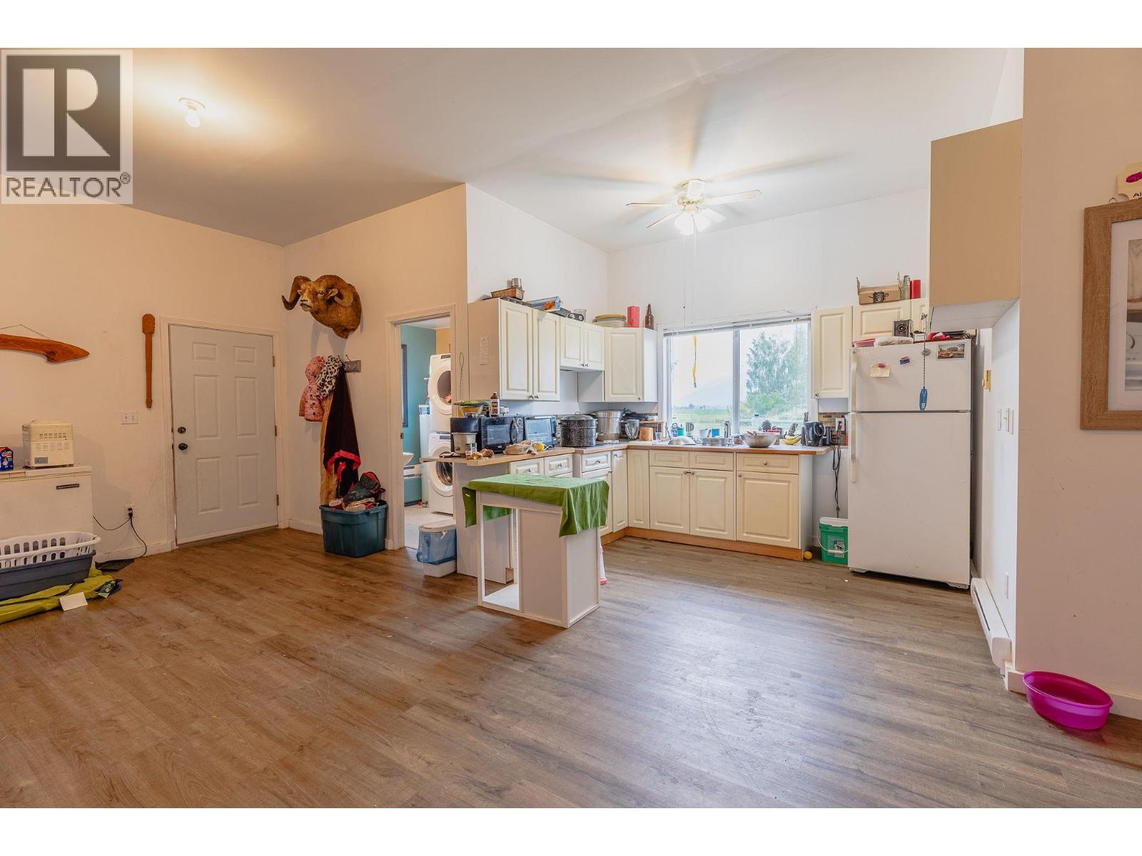 710 Indian Road, Creston, BC - Indoor Photo Showing Kitchen