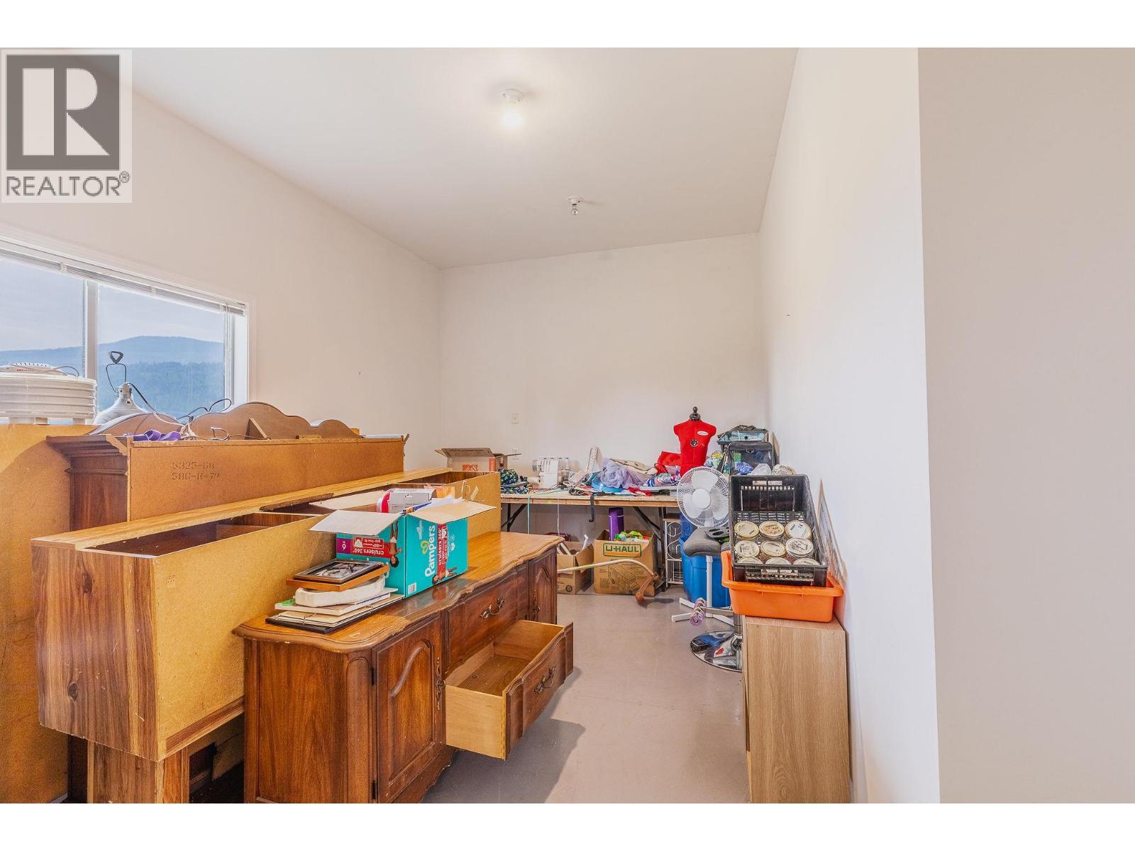 710 Indian Road, Creston, BC - Indoor Photo Showing Other Room