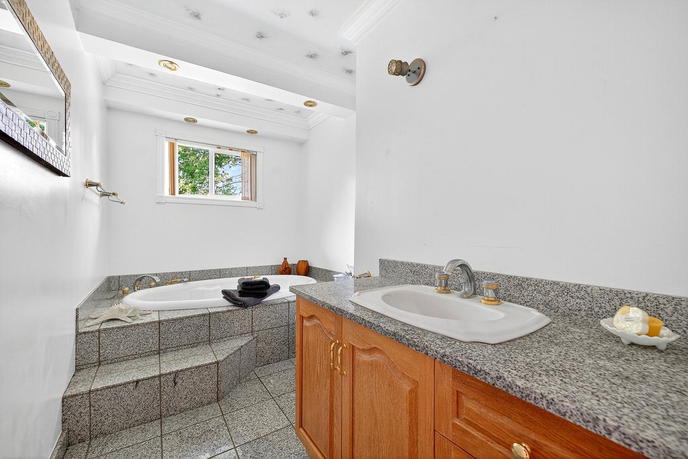 Bathroom - 59 Rue Frontenac, Shawville, QC - Indoor Photo Showing Bathroom