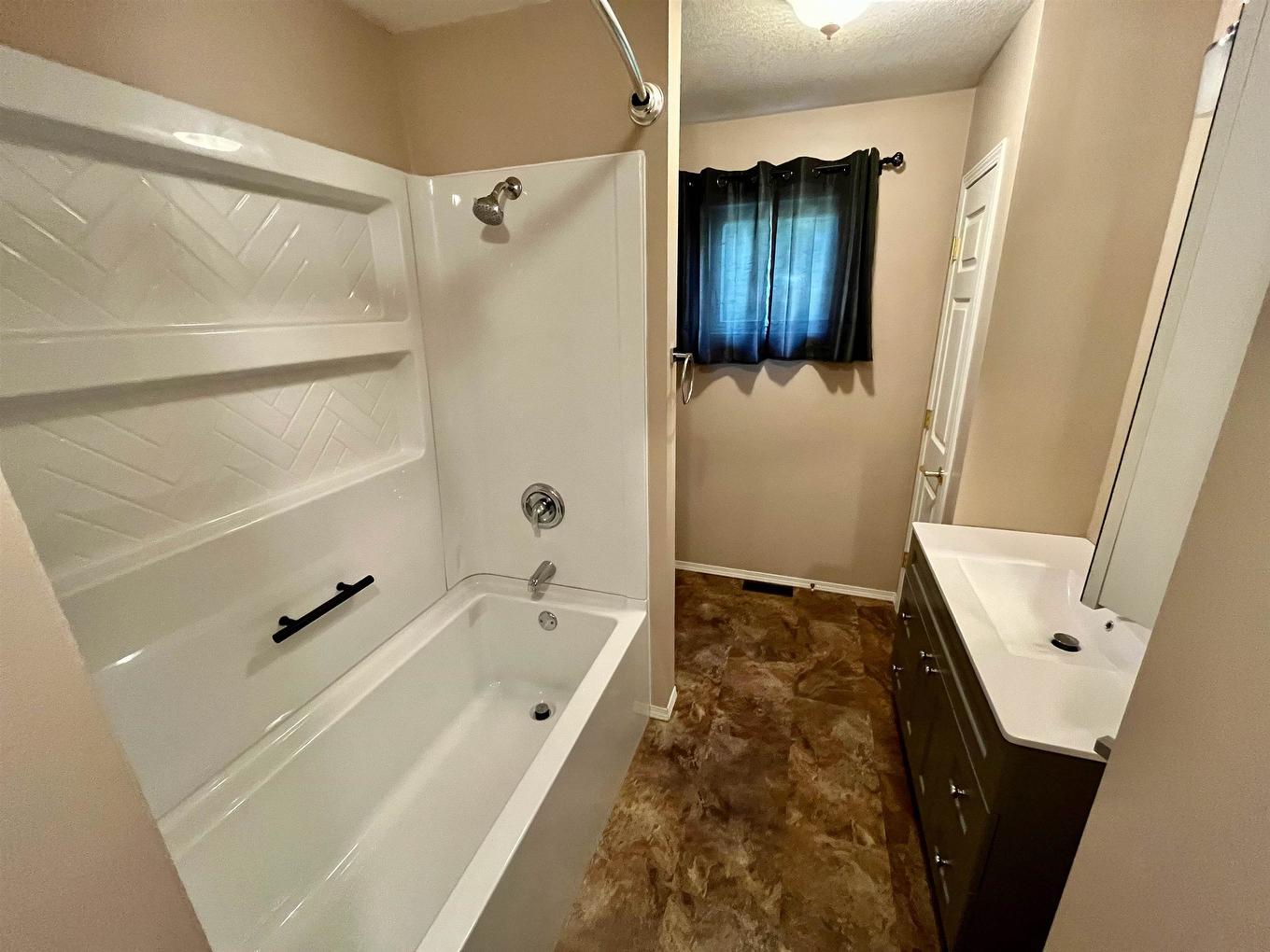 206 Mcmillan Crescent, Dryden, ON - Indoor Photo Showing Bathroom