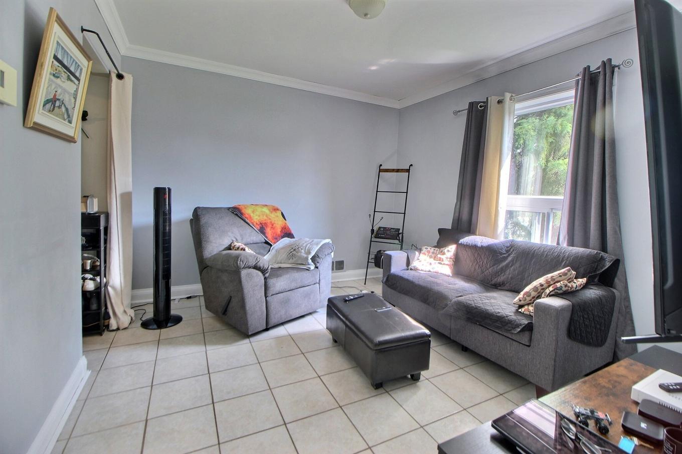 Salon - 91 4E Avenue O., Amos, QC - Indoor Photo Showing Living Room