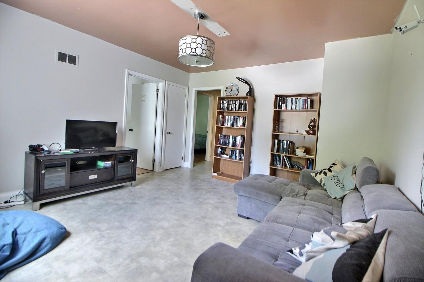 Salon - 91 4E Avenue O., Amos, QC - Indoor Photo Showing Living Room