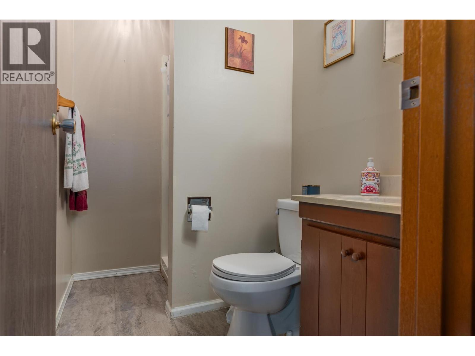 108 Colley Street, Warfield, BC - Indoor Photo Showing Bathroom
