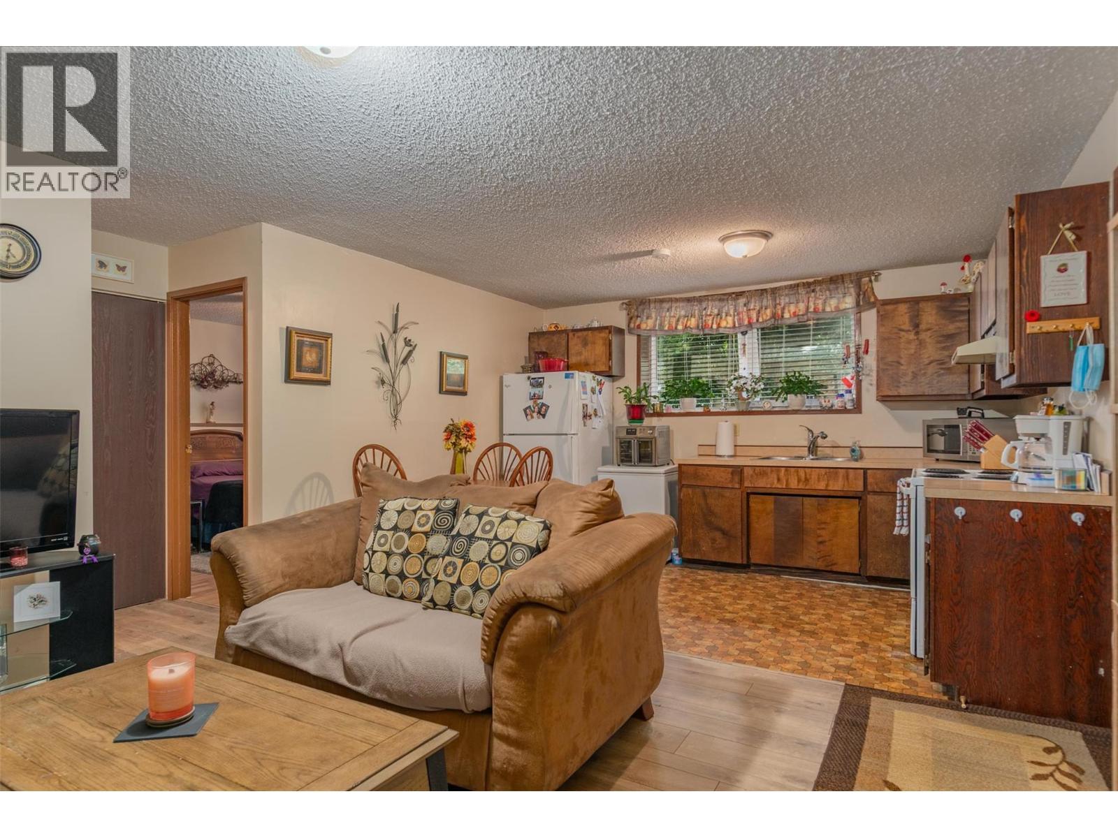 108 Colley Street, Warfield, BC - Indoor Photo Showing Living Room