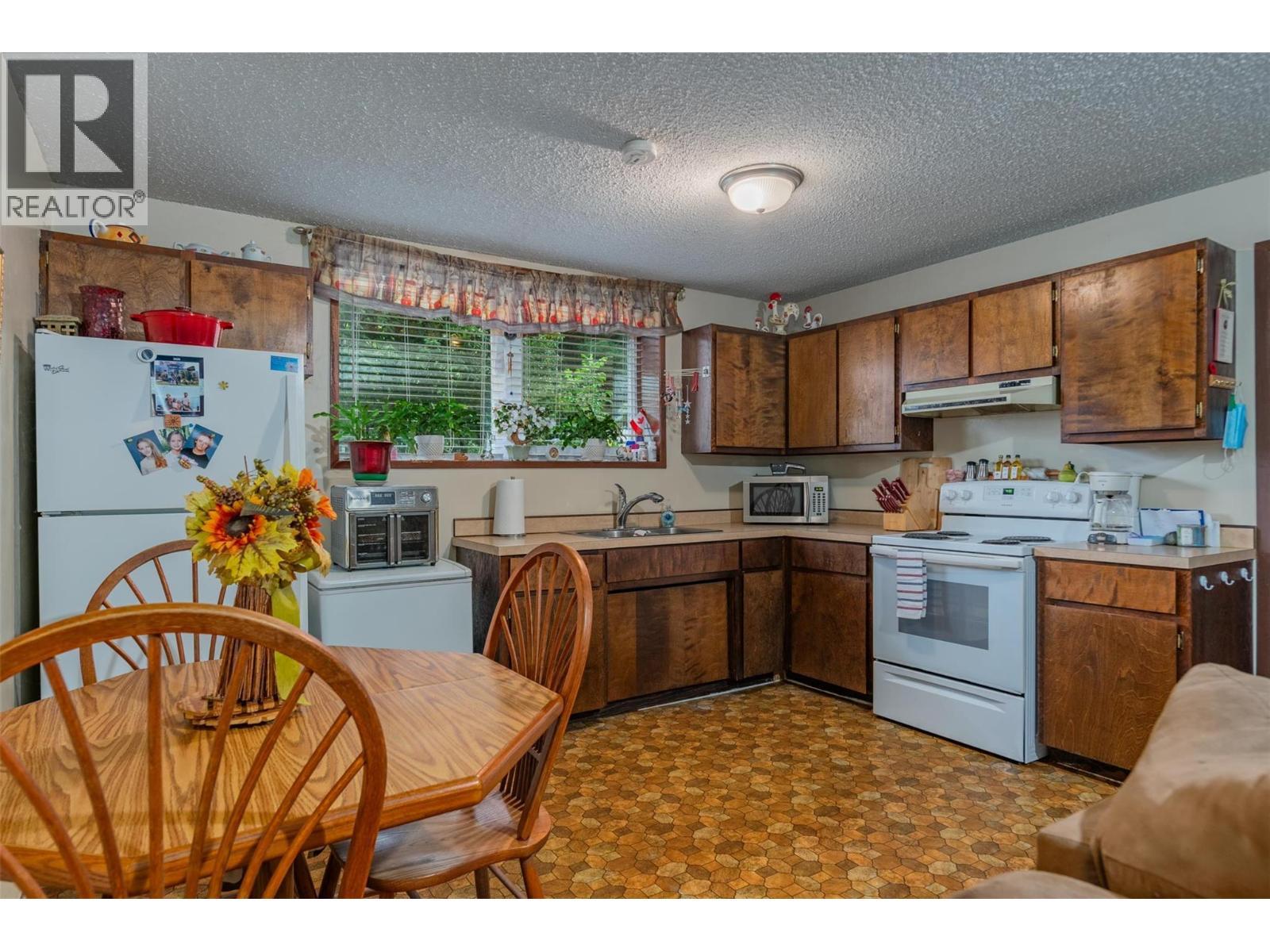 108 Colley Street, Warfield, BC - Indoor Photo Showing Kitchen With Double Sink