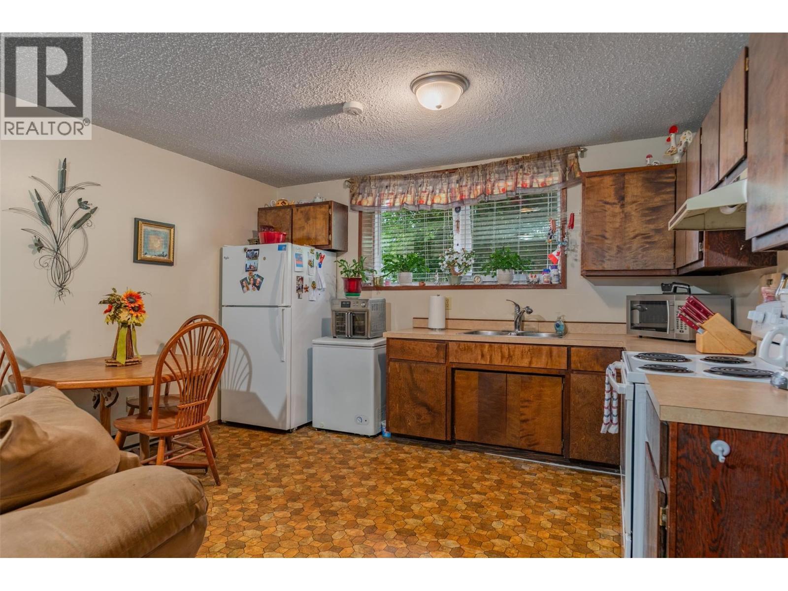 108 Colley Street, Warfield, BC - Indoor Photo Showing Kitchen
