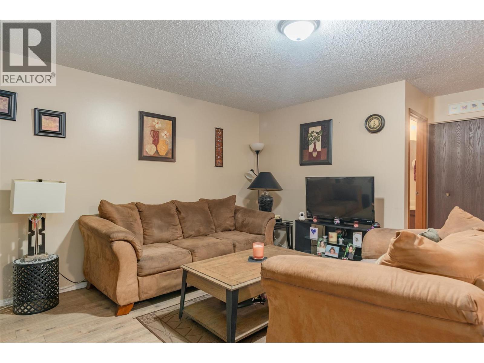 108 Colley Street, Warfield, BC - Indoor Photo Showing Living Room