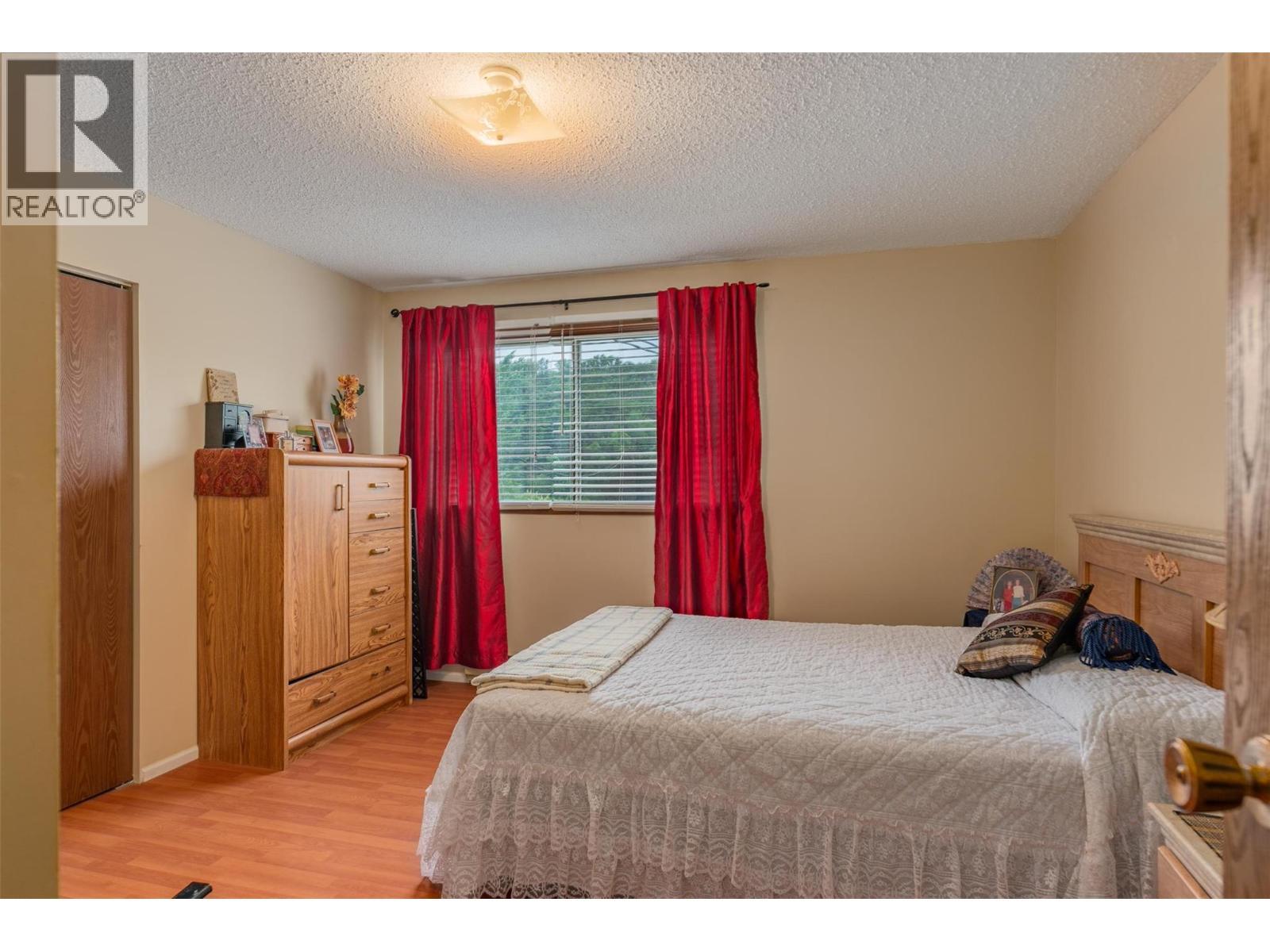 108 Colley Street, Warfield, BC - Indoor Photo Showing Bedroom