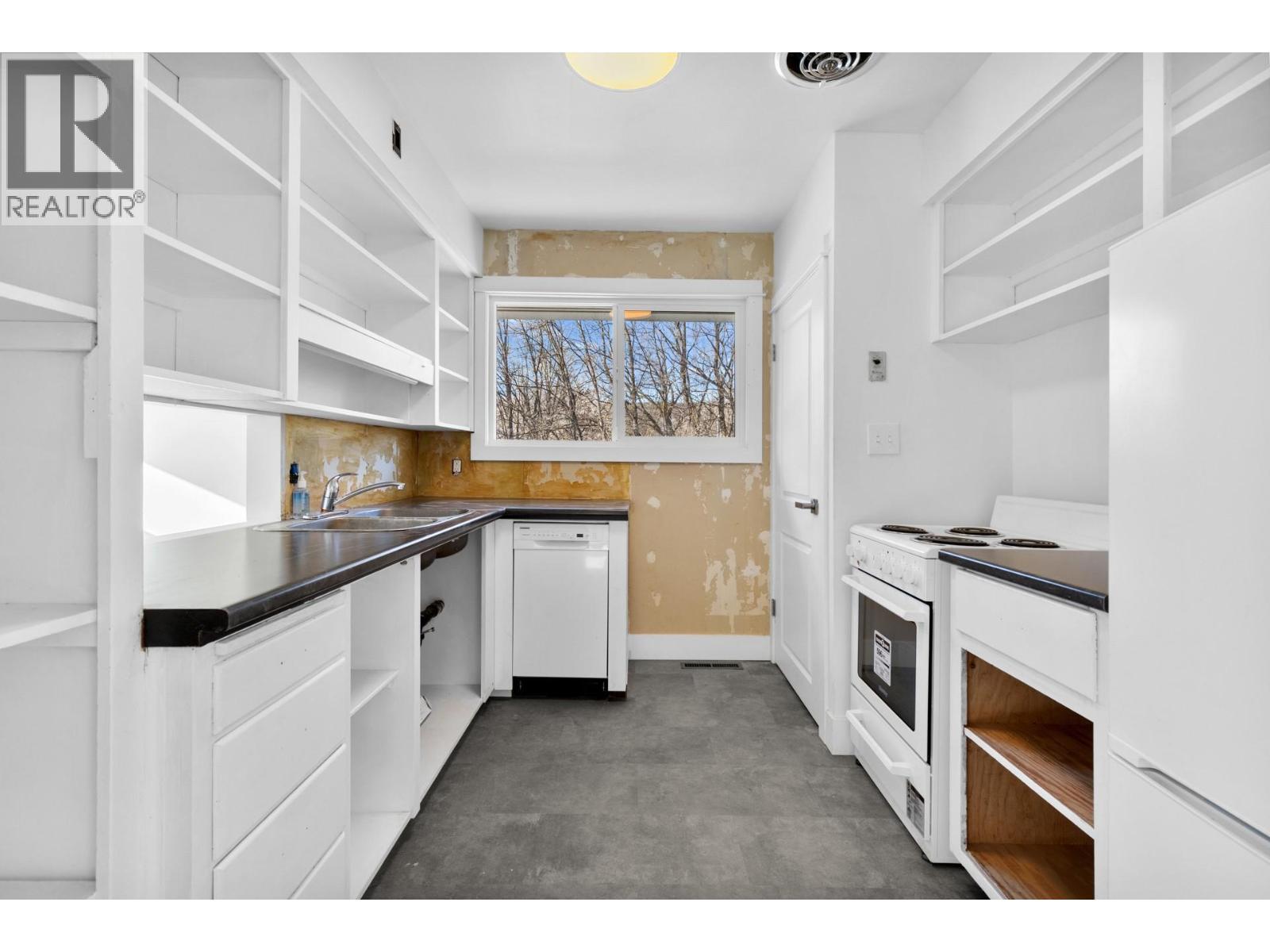 608 Browne Road, Vernon, BC - Indoor Photo Showing Kitchen