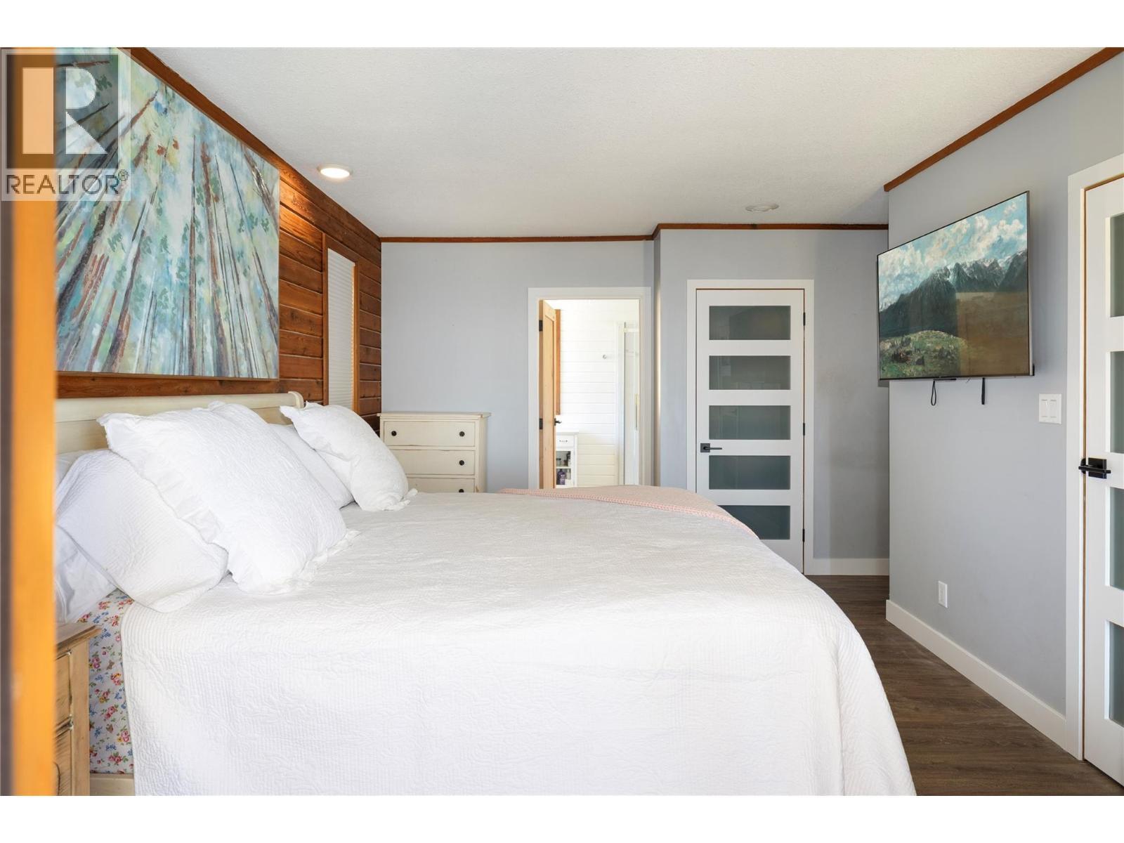 Primary Bedroom - Main Floor - 7940 Keddleston Road, Vernon, BC - Indoor Photo Showing Bedroom