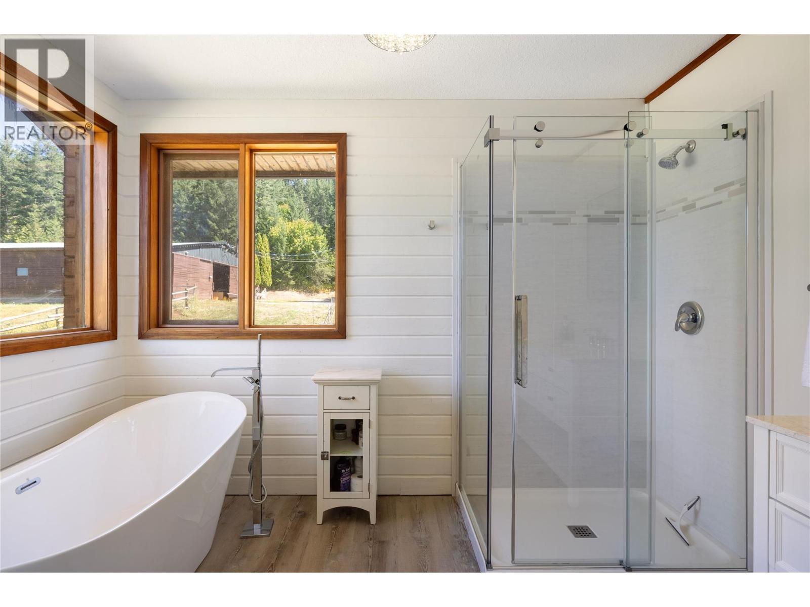 Primary Bedroom NEW Ensuite - Main Floor - 7940 Keddleston Road, Vernon, BC - Indoor Photo Showing Bathroom
