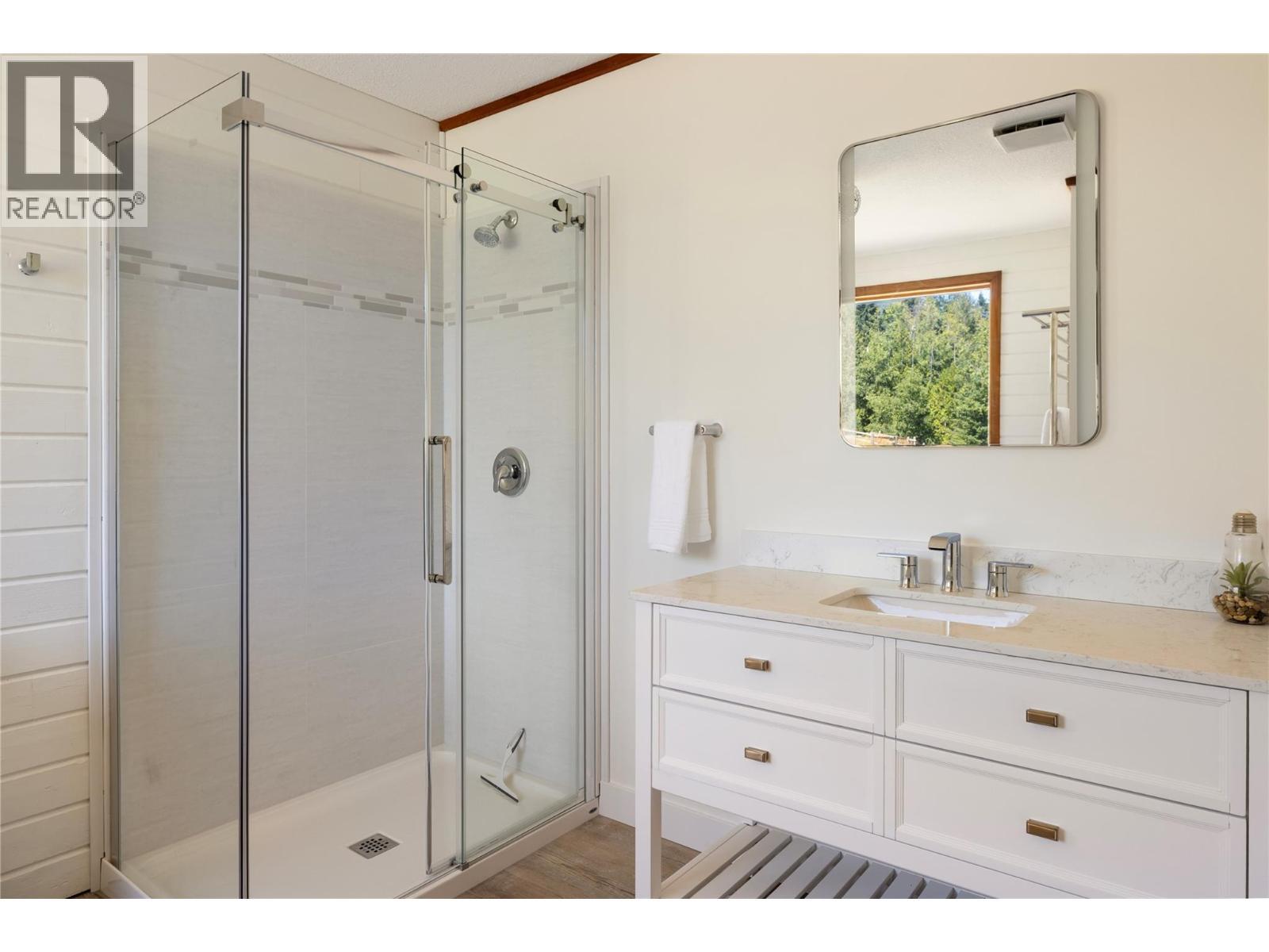 Primary Bedroom NEW Ensuite - Main Floor - 7940 Keddleston Road, Vernon, BC - Indoor Photo Showing Bathroom