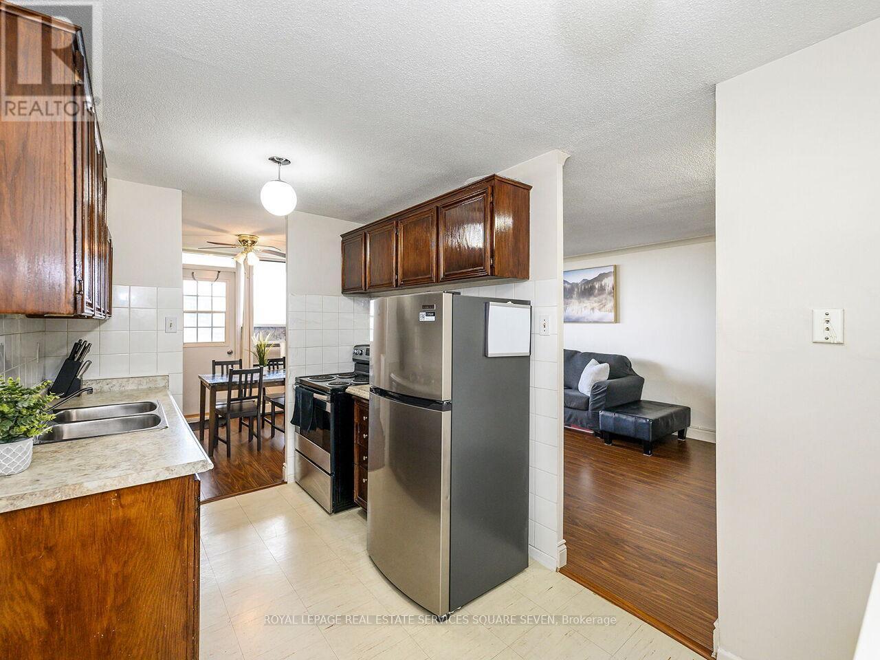 1109 - 3120 Kirwin Avenue, Mississauga, ON - Indoor Photo Showing Kitchen With Double Sink