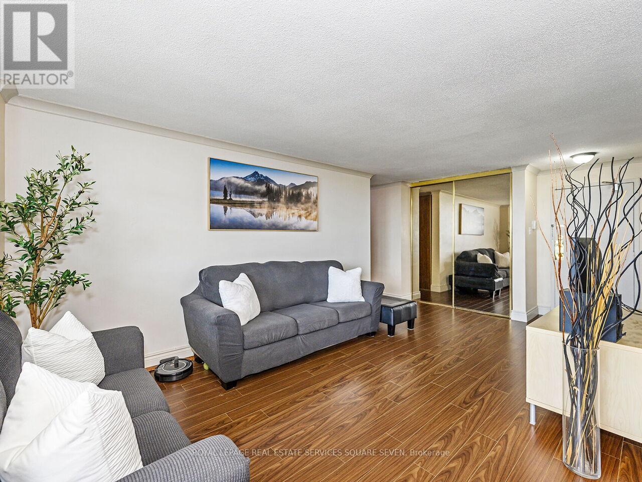 1109 - 3120 Kirwin Avenue, Mississauga, ON - Indoor Photo Showing Living Room