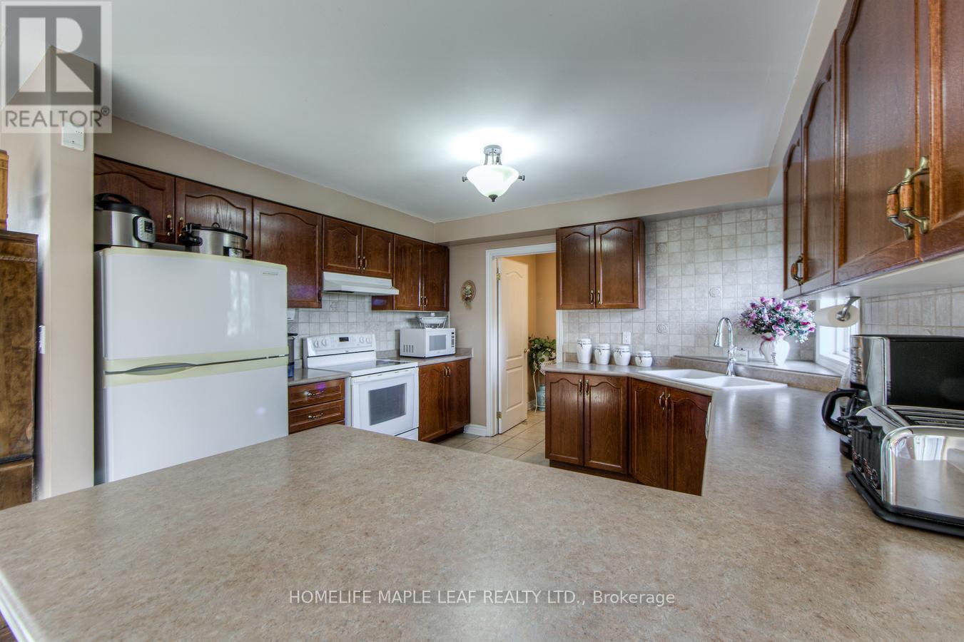 32 Mountainview Road, Mulmur, ON - Indoor Photo Showing Kitchen With Double Sink