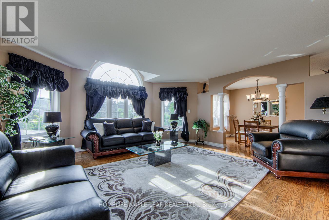 32 Mountainview Road, Mulmur, ON - Indoor Photo Showing Living Room
