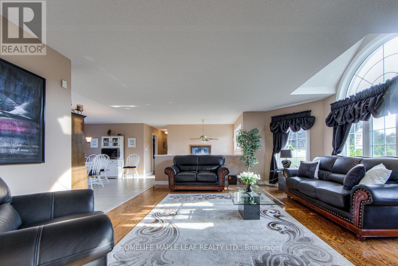 32 Mountainview Road, Mulmur, ON - Indoor Photo Showing Living Room