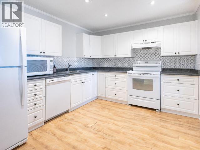 202-4685 Joyce Ave, Powell River, BC - Indoor Photo Showing Kitchen