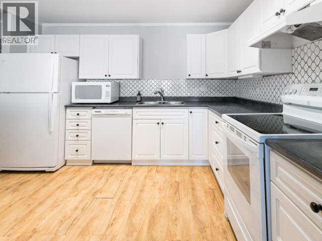 202-4685 Joyce Ave, Powell River, BC - Indoor Photo Showing Kitchen With Double Sink