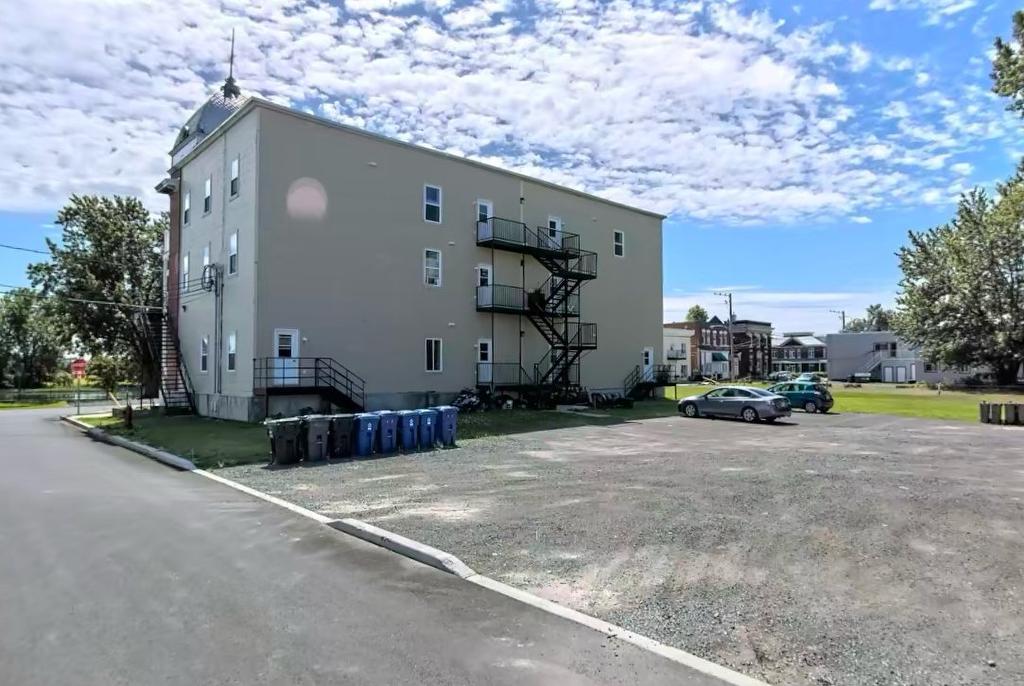 Back facade - 202-400 Rue De Frontenac, Berthierville, QC - Outdoor