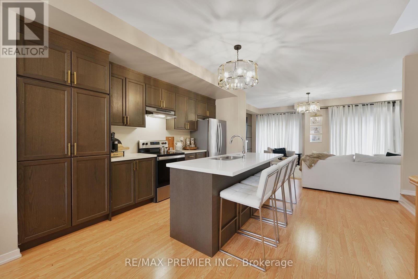 12 Heathrow Lane, Caledon, ON - Indoor Photo Showing Kitchen
