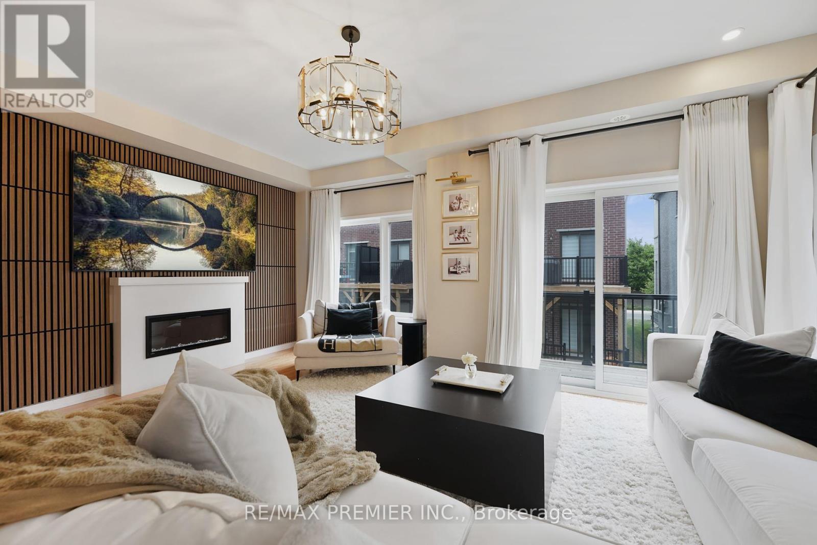 12 Heathrow Lane, Caledon, ON - Indoor Photo Showing Living Room With Fireplace