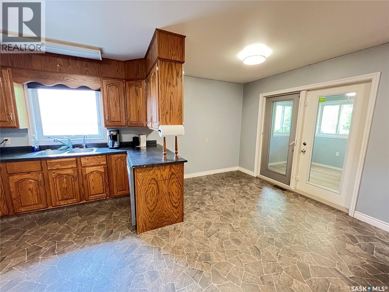 404 Parsons Avenue, Maple Creek, SK - Indoor Photo Showing Kitchen With Double Sink